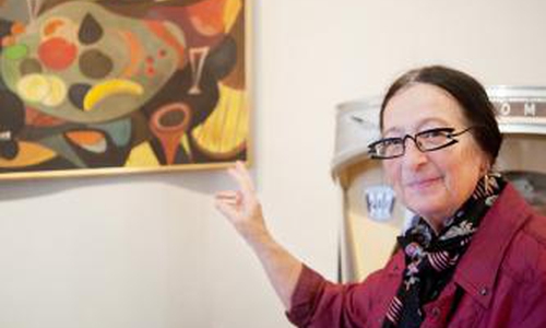Daniela Guntner vor dem Bild von Richard Horus Engels „Milchbar Pinguin“  im Stadtmuseum. Foto: Stadtmuseum/Meike Netzbandt
