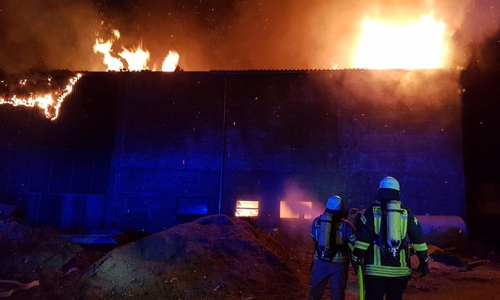 Die Scheune brannte schon kurz nach der Alarmierung in voller Ausdehnung. Fotos: Feuerwehr Helmstedt / Erarslan