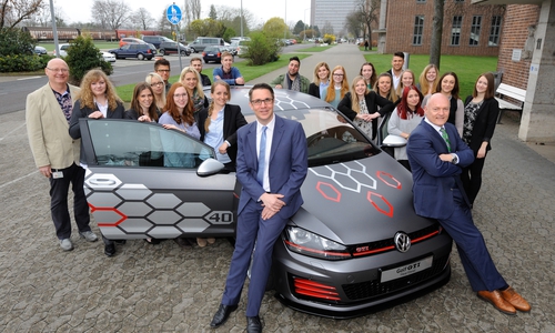 Das Foto zeigt die neuen Mitglieder des Wolfsburger Talentkreises mit ihren Gratulanten Dr. Niels Bosse (Mitte), Volkswagen Personal, Andreas Kaiser (rechts), Volkswagen Berufsausbildung Wolfsburg, und Betriebsrat Klaus-Jürgen Herzberg (links) am Showcar Golf GTI Heartbeat. Auszubildende aus fünf Berufen haben dieses einzigartige Fahrzeug als Teil ihrer Ausbildung selbst geplant, gebaut und vor fast einem Jahr beim 35. GTI-Treffen am Wörthersee in Österreich vorgestellt haben. Foto: Volkswagen