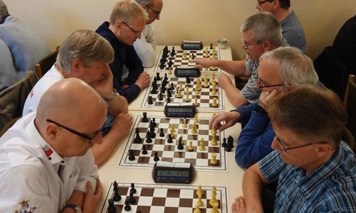 Die Senioren-Schnellschach-Mannschaft in Aktion. Foto: Wolfgang Klettek 