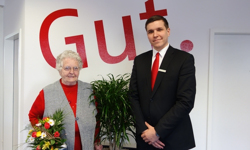 Los-Gewinnerin Maria Kattau mit ihrem Kundenbetreuer Markus Stautmeister in der Sparkassenfiliale Rühen. Foto: Sparkasse GF-WOB