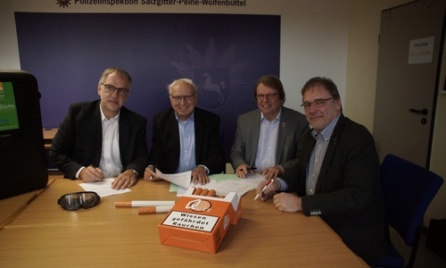 Volker Warnecke (Polizei), Rolf Stratmann (Präventionsrat), Dr. Dirk Härdrich (Stadt Salzgitter) und Martin Gabka unterschreiben die Kooperationsvereinbarung für das neue Präventionsprojekt "KlarSicht". Foto: Marvin König