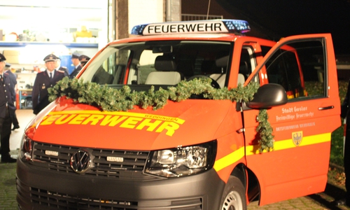 Die Ortsfeuerwehr Weddingen erhält einen neuen Mannschaftstransportwagen. Fotos: Max Förster