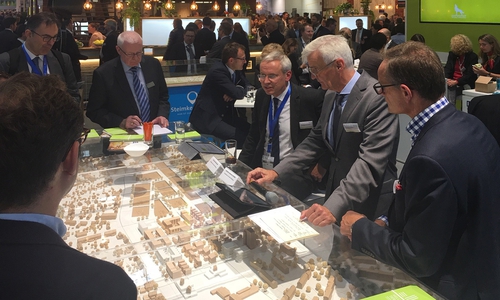 Stadtbaurat Kai-Uwe Hirschheide, Andreas Schäfer, Projektleitung Hellwinkel Terrassen, Stadt Wolfsburg und Hans-Dieter Brand, Geschäftsführer der städtischen Wohnungsgesellschaft Neuland, präsentieren die Hellwinkel Terrassen auf der Expo Real, Foto: Stadt Wolfsburg
