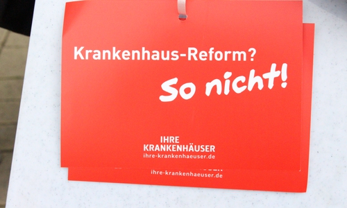 Protestkarten gegen Krankenhausreform.