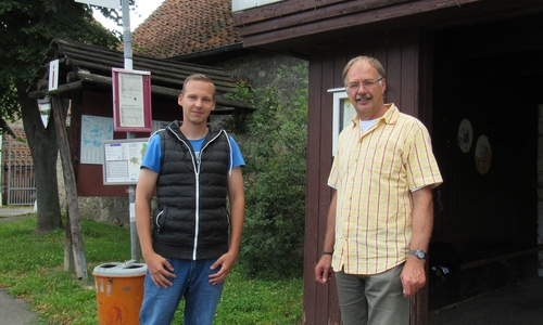 Von links:  die Ortsratsmitglieder Philipp Lüer und Uwe Feder vor der Bushaltestelle, die umgebaut werden soll. Foto: Privat