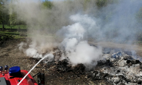 Die Nachlöscharbeiten des Osterfeuers am Bollrich gestalteten sich langwieriger als gedacht. Foto: Feuerwehr Goslar