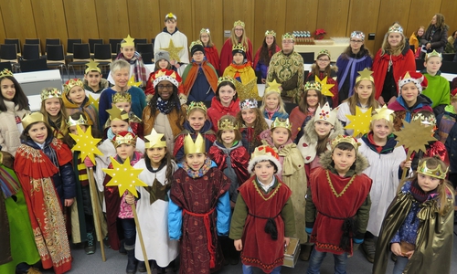 55 Sternsinger im Alter von 5 bis 15 Jahren empfing die stellvertretende Landrätin Christiane Wagner-Judith im Großen Sitzungssaal des Landkreises Wolfenbüttel. Foto: Landkreis Wolfenbüttel