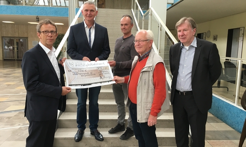 Oberbürgermeister Klaus Mohrs (links) übergibt den Scheck an die Wohlfahrtsverbände. Foto: Stadt Wolfsburg