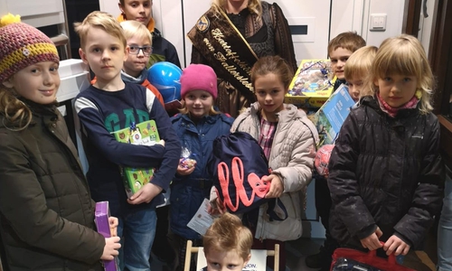 Über die Preise freuten sich  Adrian Schulze, Emanuel Baumgärtner, Leevi Lochietto, Benedict Höpfner, Helena Clara Fehr, Marleen Freier, Alexa Fischer, Konstantin Mutzke, Matteo De Stefano und Maila Guida. Foto: Blickpunkt Fallersleben e.V.