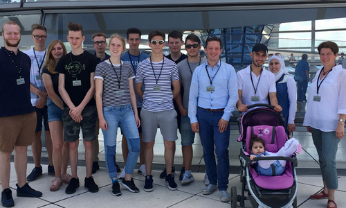 Falko Mohrs mit den Mitgliedern einer Jungwähler-Gruppe aus Lehre auf der Kuppel des Reichstags . Foto: Büro Mohrs