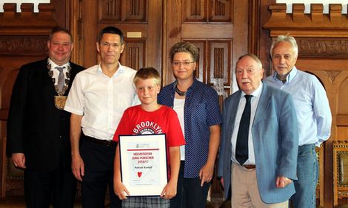 Patrick Kumpf hält stolz seine Auszeichnung in der Hand. Foto: Stadt Helmstedt