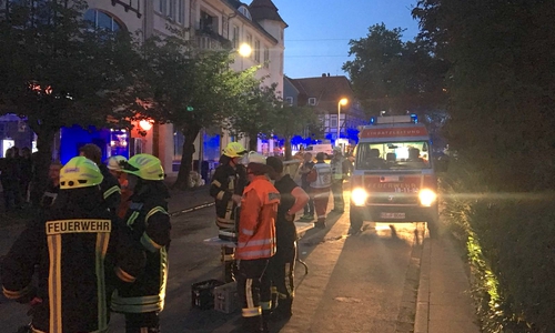 Die Einsatzkräfte auf der Langen Straße. Fotos: Aktuell24 (KR)