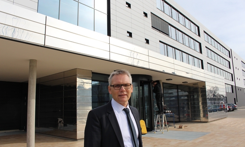 Betriebsleiter Michael Znamiec vor dem Neubau. Im Hintergrund wird noch letzte Hand angelegt. Foto: Christoph Böttcher