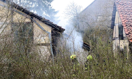 Die Einsatzkräfte der Freiwilligen Feuerwehr Süpplingern waren schnell vor Ort und löschten den brennenden Unrat ab.F oto: Feuerwehr Süpplingen