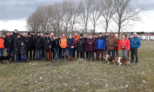 Die Boßelgruppe vor dem Start am Osterfeuerplatz. Foto: CDU-Cremlingen