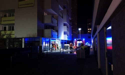 Die Einsatzkräfte vor dem Hochhaus in der Kurt-Schumacher-Straße. Fotos: Aktuell24(KR)