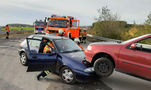 Sie trainierten unter anderem die technische Rettung von Verletzten aus verunfallten Fahrzeugen. Foto: Feuerwehr Braunschweig