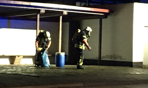 Die Flüssigkeit wurde durch die Einsatzkräfte in einem Gefahrstoffbehälter gesichert. Foto: Oliver Thews