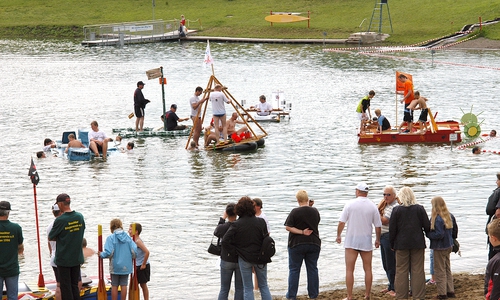 Floßregatta DLRG Schladen. Foto DLRG