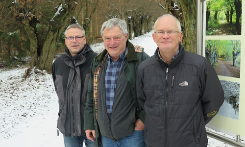 Stehen im regelmäßigen Kontakt in Sache Pflegearbeiten an der Asse: Die Mitarbeiter der Unteren Naturschutzbehörde im Landkreis Wolfenbüttel Ulrich Rexhausen (li.) und Dr. Carsten Schütte (re.) sowie der erste Vorsitzende des Heimat- und Verkehrsvereins Peter Wypich während eines gemeinsamen Termins an der so genannten Liebesalle an der Asse. Foto: Landkreis Wolfenbüttel