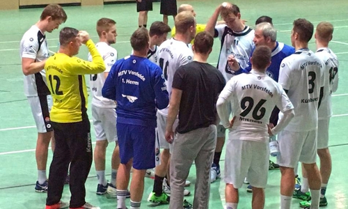 Trainer Jürgen Thiele versuchte seine Handballer wachzurütteln. Der MTV verlor dennoch knapp mit 31:30 beim TSV Burgdorf III. Foto: Fabian Rampas