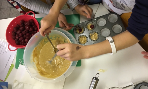 Die Kinder hatten viel Spaß beim Kochen und Backen. Foto: Frank Oesterhelweg