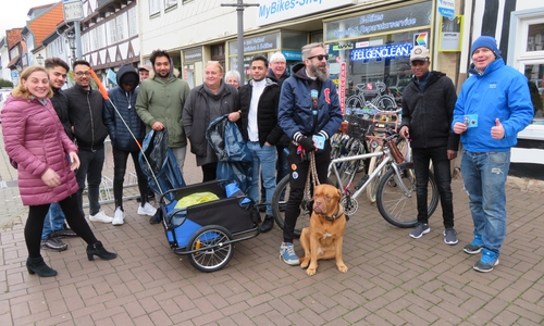 Das erste Räumteam des Winterlichen Stadtputzes. Foto: Freiwilligenagentur Jugend-Soziales-Sport e. V. Wolfenbüttel