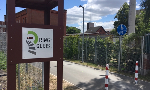 Ein Parkplatz könnte den Anschluss verhindern - die Planung gestaltet sich kompliziert. Symbolfoto: Alexander Dontscheff