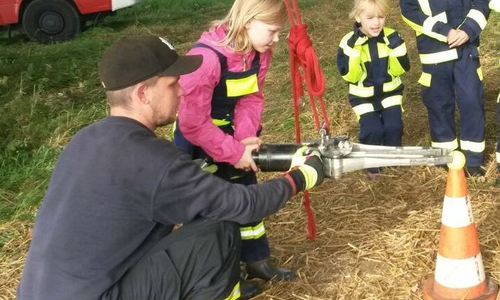 Eine ruhige Hand mussten die Wettkampfteilnehmer beim Umgang mit dem Spreizer beweisen. Fotos: Mirko Wogatzki
