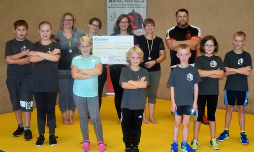 Scheckübergabe mit dem Team Kinderkleiderbörse. Janett Neumann, Anja Schmidt , Nicole Lembourg & Natascha und Sifu Lothar Kniebel Lehrer MAG e.V. und Kids der Donnerstagsgruppe. Foto: Martial Arts Group e.V.