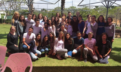 Die Jugendlichen aus Goslar und Raanana posieren ein letztes Mal fürs Foto, bevor es für die Harzer zum Flughafen geht. Fotos: Stadt Goslar