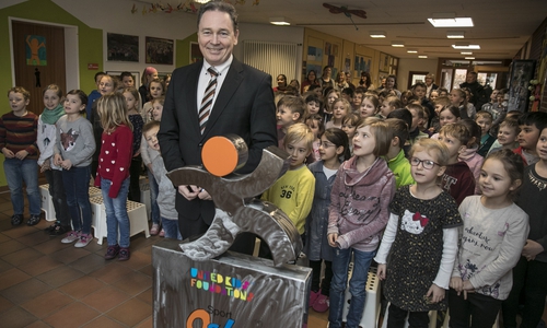 Thomas Fast, Botschafter von United Kids Foundations und Leiter der Direktion Gifhorn der Volksbank BraWo, übergab den Sport-Oskar an die Isetal-Schule. Foto: Peter Sierigk