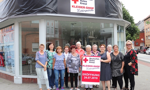 Ehrenamtliche Mitarbeiterinnen des Rotkreuz-Kleider-Shops Peine sowie Diana Kobbe (Zweite von links), hauptamtliche Mitarbeiterin des DRK-Kreisverbands Peine, stehen vor dem neuen Verkaufsraum in der Marktstraße 14/Ecke Werderstraße. Foto: DRK Peine