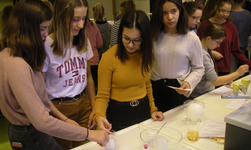 Experimente mit Trockeneis. Foto: GiS