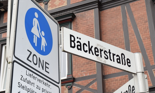 Der westliche Teil der Bäckerstraße ist neu gepflastert, 2019 folgt der östliche Teil entlang des Karstadt-Hauses. Foto: Stadt Goslar