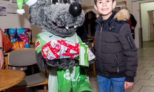 VfL-Maskottchen "Wölfi" sorgte für glänzende Augen. Foto: VfL Wolfsburg