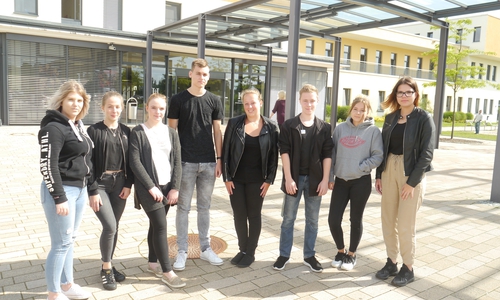 Zehn Jugendliche und junge Erwachsene haben ein Freiwilliges Soziales Jahr (FSJ) im HELIOS Klinikum Gifhorn begonnen, acht von ihnen sind zu sehen. Foto: HELIOS Klinikum Gifhorn
