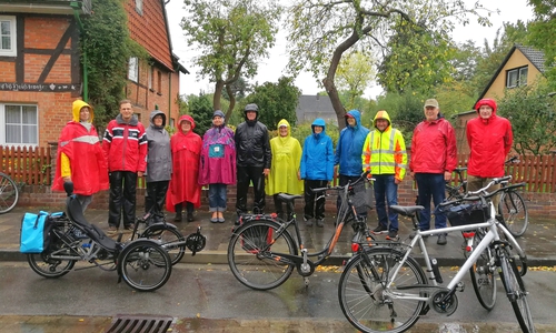 Die Teilnehmer der Radtour hatten sich bestens auf das regnerische Wetter vorbereitet. Foto: Karin Bukies