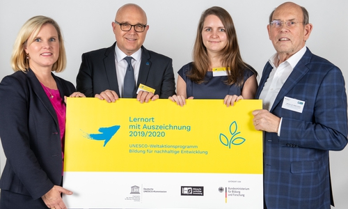 Auszeichnung von Bildungsinitiativen für nachhaltige
Entwicklung - Kategorie Lernorte - durch die Deutsche UNESCO-Kommission (DUK) und
des Bundesministeriums für Bildung und Forschung im Futurium Berlin. Im Bild: v.l. Dr. Catrin Hannken (BMBF), Prof. Dr. Winfried Huck und und Anna-Theresia Krein (Brunswick European Law School (BELS)), Minister a.D. Walter Hirche (Internationaler Berater der Nationalen Plattform BNE, DUK). Foto: DUK/Thomas Müller