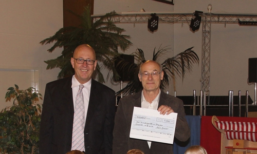 Dirk Straten und Dr. Tyge Claussen überreichten eine großzügige Spende an die Kita in Rhüden. Foto: AfD