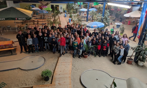 Das Gruppenfoto in der Indoor-Minigolf Anlage. Foto: Gemeindejugendfeuerwehr Lehre