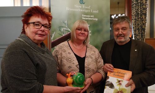 Regina Oestmann, Vorsitzende Slow Food Braunschweiger Land, Heike Malek, stellv. Vorsitzende Parkbank e.V., Hans-Georg Baumgarten, stellv. Vorsitzender Slow Food Braunschweiger Land (v. li.). Foto: Astrid Oberthür/Slow Food