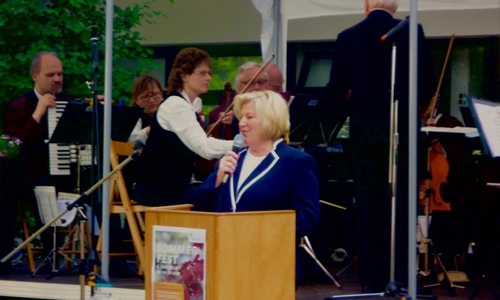  Sozialministerin Rundt hielt ein Grußwort beim Sommerfest im Seniorenheim Theresienhof.