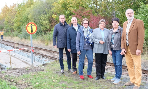 BU: Begutachten die Bauarbeiten für den barrierefreien Umbau des Bahnhofs in Meine. (v.l.) Verbandsdirektor Hennig Brandes, Bahnhofsmanager Marco Schlott, Verbandspolitikerin Telse Dirksmeyer-Vielhauer, SG-Bürgermeisterin Ines Kielhorn, Verbandspolitikerin Marion Köllner und Verbandsvorsitzender Detlef Tanke.

Fotonachweis: Regionalverband Braunschweig
