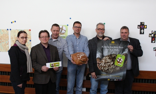 Pilotprojekt zum Brotbacken. (von l. nach r. Steiner, Lauer, Macenauer, Richter, Grause, Schulz-Seitz) Foto: Bernd Dukiewitz