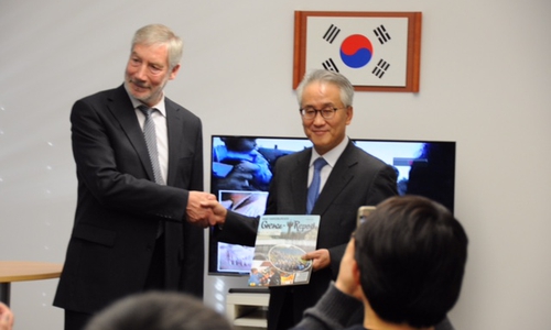 Bürgermeister Ralf Abrahms und Botschafter Lee Kyung-soo. Foto: Stadt Bad Harzburg