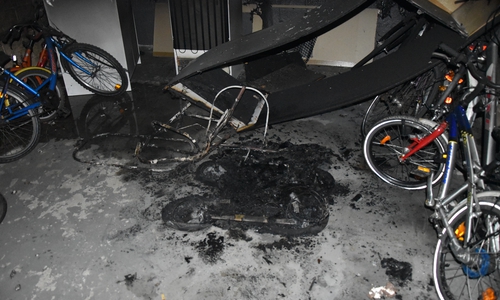 Vom Kinderwagen ist nicht viel übrig geblieben. Foto: Polizei