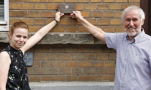 Übergabe der Plakette durch Saskia Hilski und Hans Mai. Fotos: Stadt Wolfenbüttel