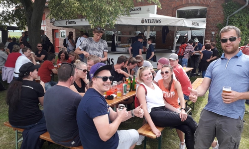 Rund 400 Gäste ließen das Mausebrunnenfest am Pfingstmontag bei gutem Wetter und bester Laune ausklingen. Foto: Anja Pommerehne
